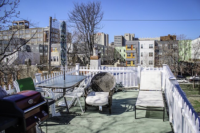 Photo - 1937 N Darien St