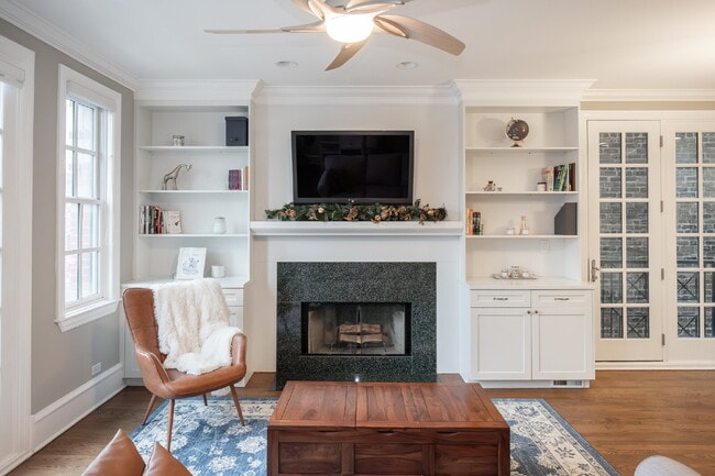 Photo - 3-Bed Urban Retreat with Fireplace & Granite Touches in Lincoln Park Unit #3W