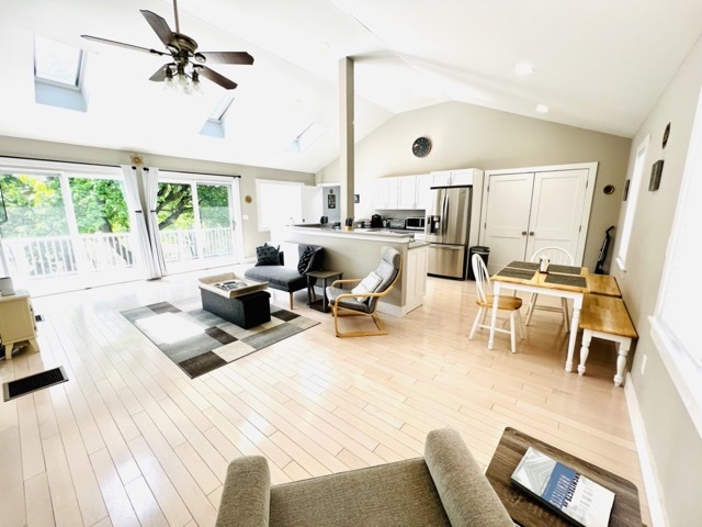 Living room with porch - 165 Stockbridge Rd Casa