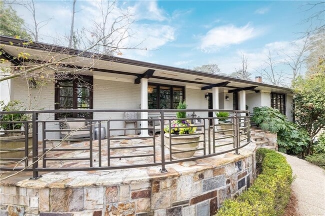 Photo - 870 Wellesley Dr NW