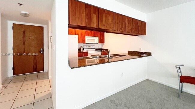 Building Photo - 1200 Brickell Bay Dr Unit 2814