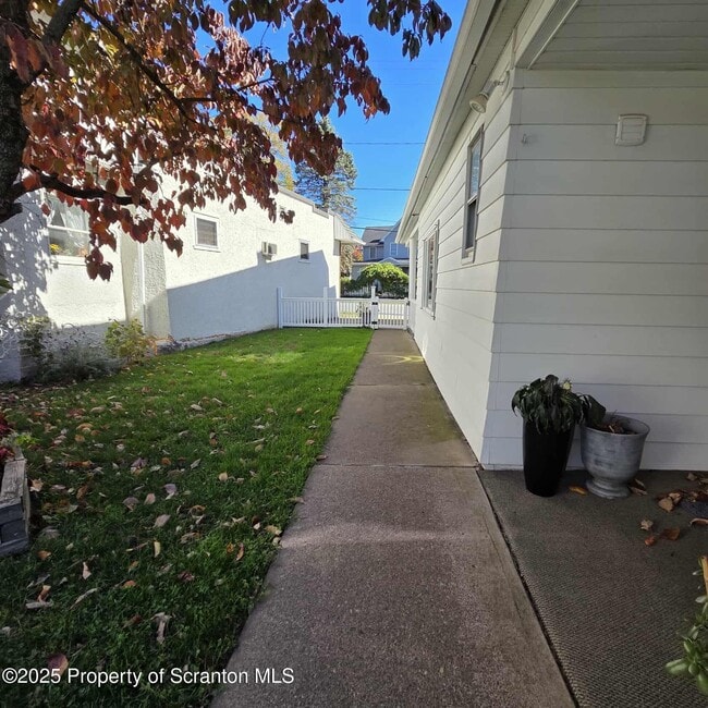 Photo - 1413 Sanderson Ave