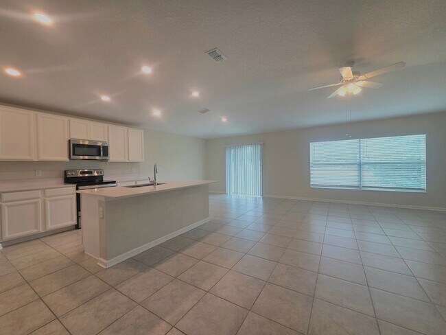 Photo - Waterview 4 bedroom 2 bathroom in Bartow!