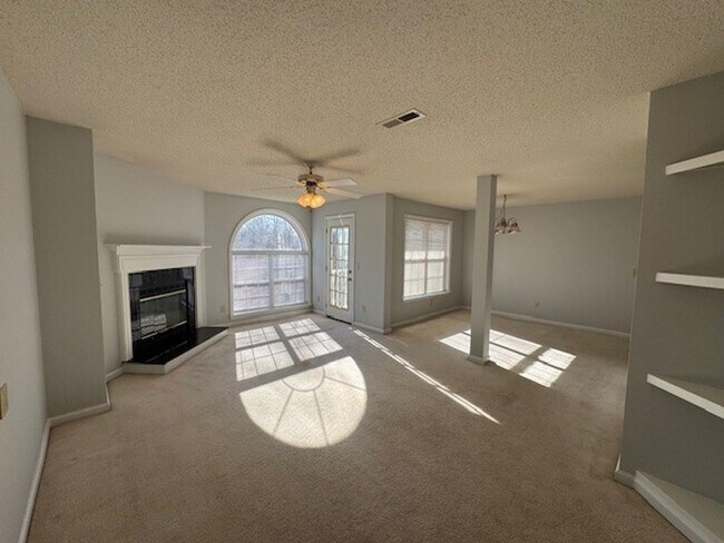 Photo - ****** HALF OFF FIRST FULL MONTH OF RENT!! ******