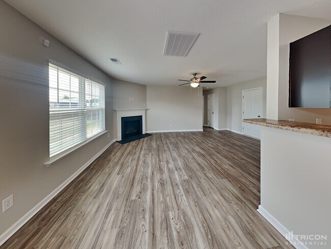 Photo - 905 Farnsworth Dr
