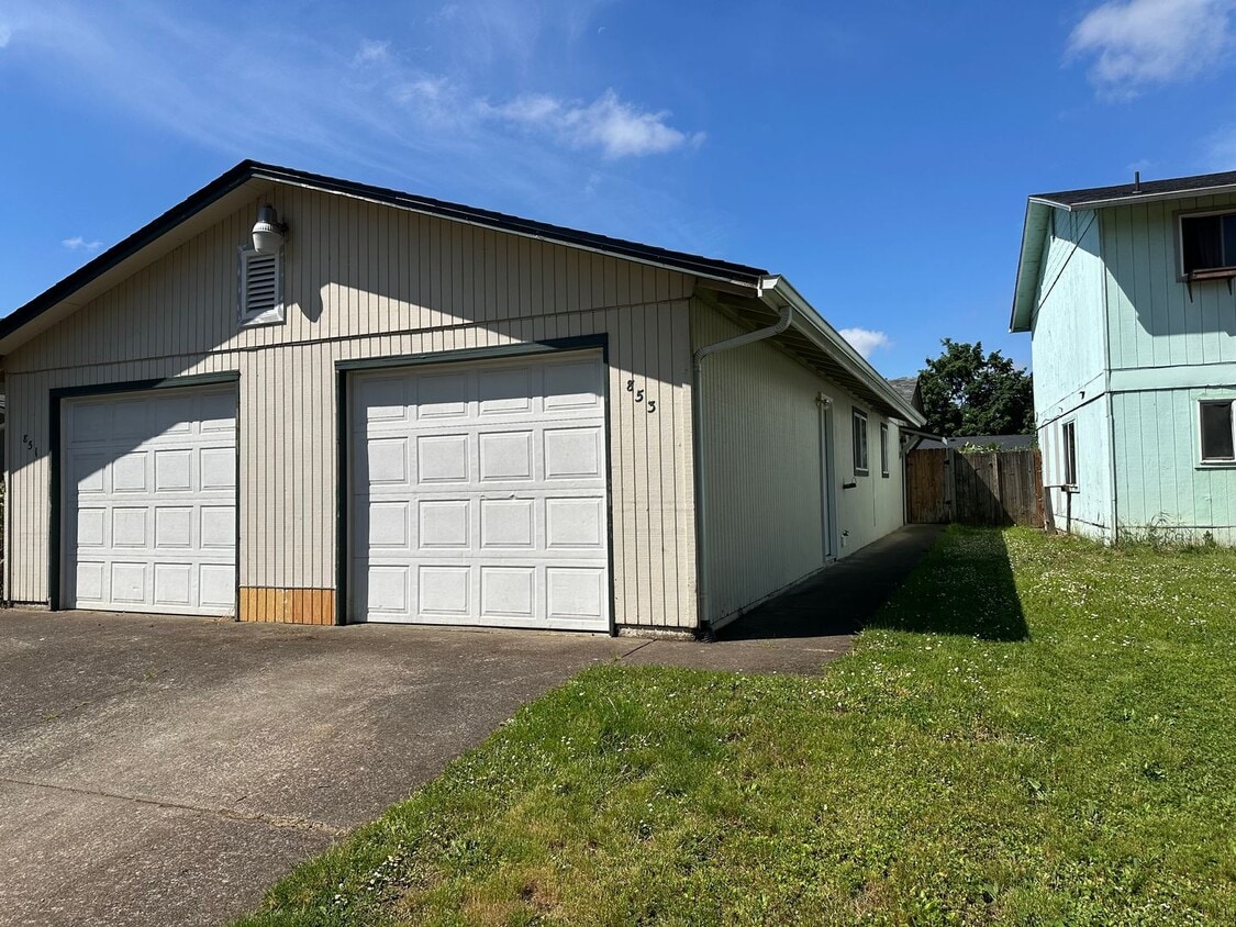 Updated 2 bed 1 bath dulpex in Springfield! - Updated 2 bed 1 bath dulpex in Springfield!