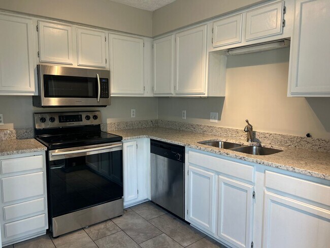 Photo - 3-Level End-Unit Townhome Near I-24 & Tang...