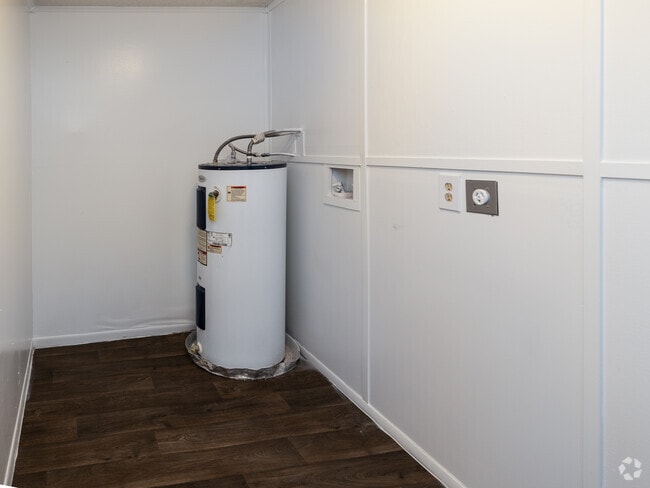 2BR, 1BA - 865SF-Laundry