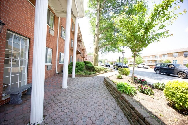 Building Photo - 77 S Park Ave Unit B6 Rental