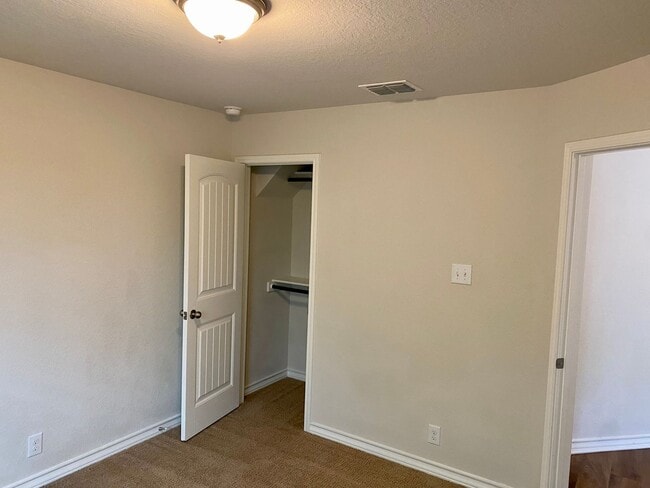 Photo - Fantastic Amenities ~ 4/2 Single Story w/ Refrigerator/Washer/Dryer Included ~