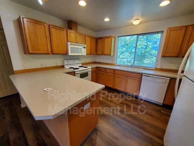 Photo - 324 NE Whitman St