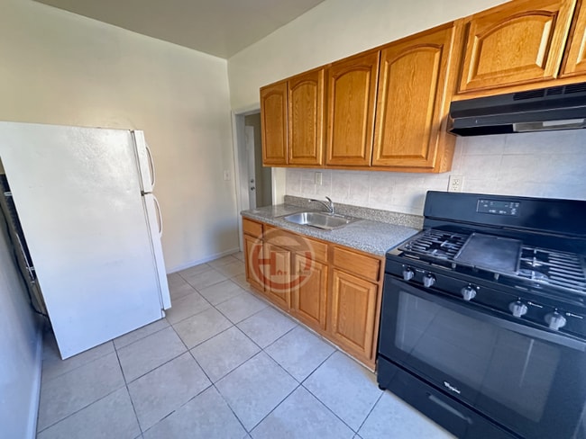 Building Photo - 3132 Buhre Ave Rental