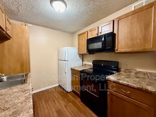 Building Photo - 1010 N Walnut St