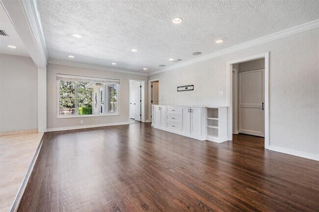 Photo - 640 Geneva Pl