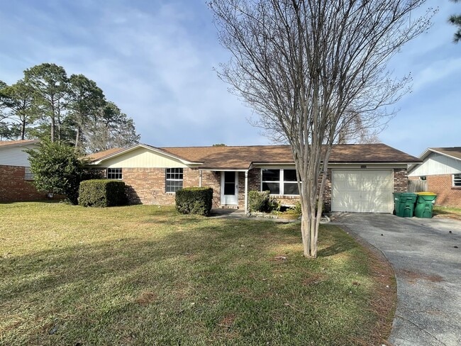 Building Photo - 1607 Date Palm Dr