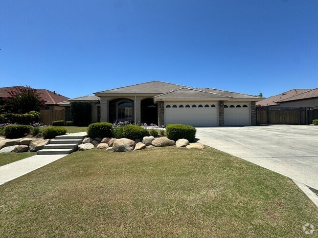 Building Photo - Gorgeous NW Bakersfield home with pool!