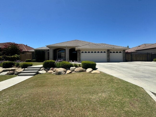 Gorgeous NW Bakersfield home with pool! - Gorgeous NW Bakersfield home with pool!