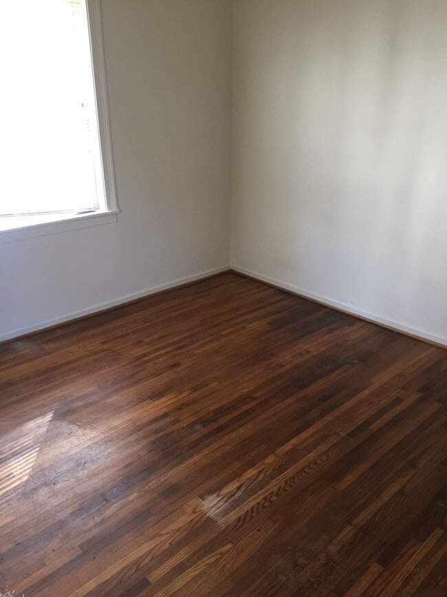 Photo - 1005 Nancy Ln SE