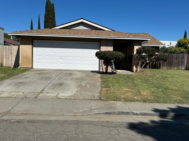 Beautiful 4-bedroom home close to schools ... - Beautiful 4-bedroom home close to schools ...