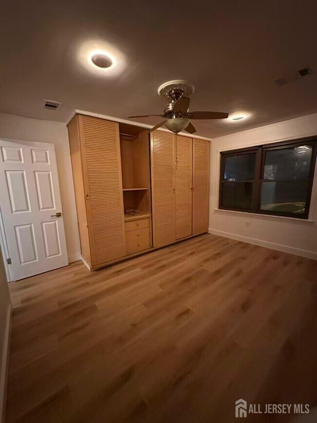 Photo - 405 N Oaks Blvd