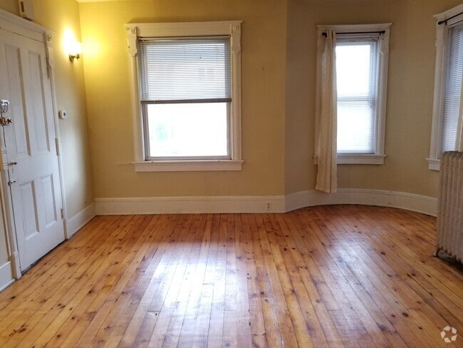 Building Photo - 26 S Church St Unit 1st Floor Rental