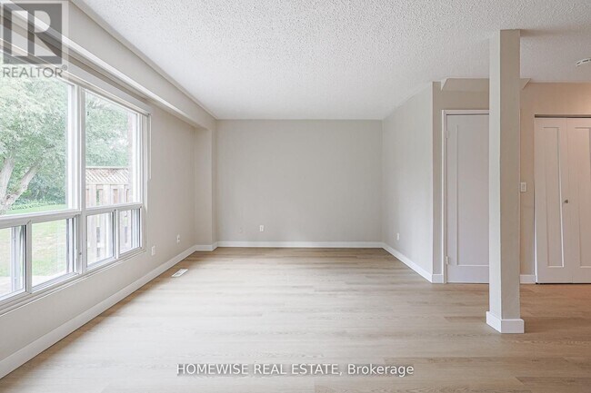 Photo - 560 Waverly St N