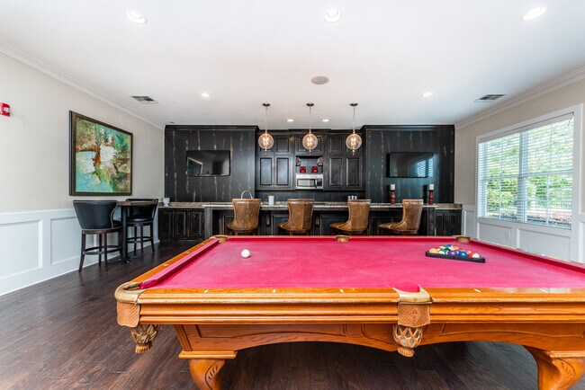 Salón de la casa club con mesa de billar y cocina. - Riverstone