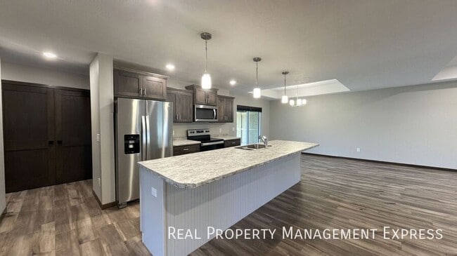 Photo - 3 Bed 2 Bath Townhome w/ Double Garage in Southeast SF