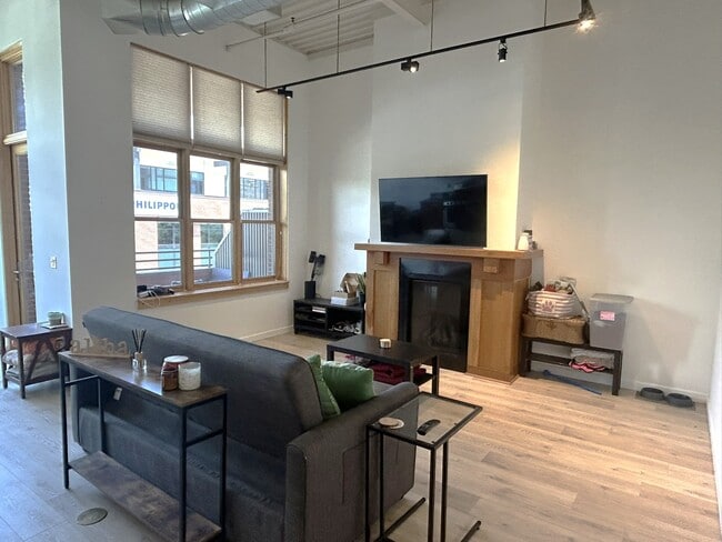 Building Photo - 231 Robinson St Unit #200