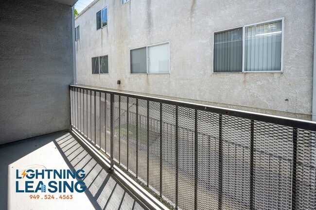 Photo - 14200 Victory Blvd Unit 217