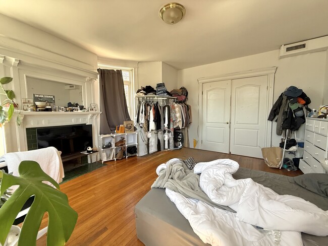 Building Photo - 1908 Beacon St Unit 2