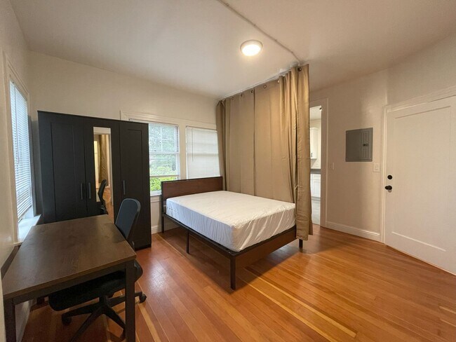 Building Photo - College Ave Apartment for Rent Unit B