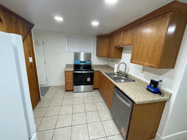 Building Photo - 237 W Ardmore Pl Unit Downstairs