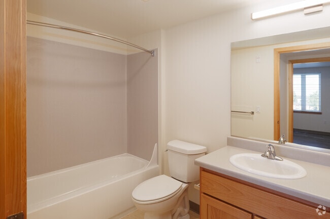 3BR, 1.5BA - 1009SF - Primary Bathroom