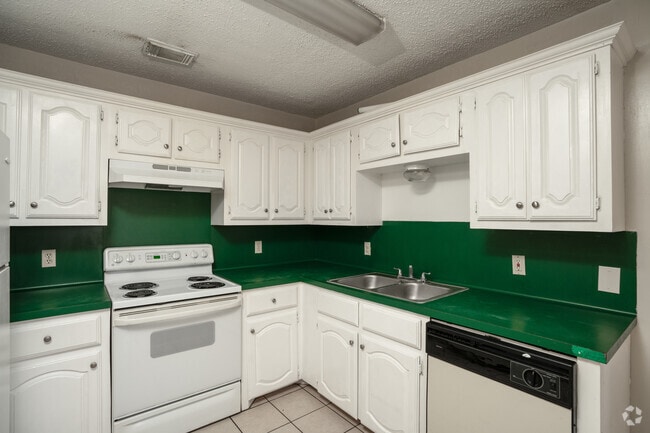 2BR, 2BA - 950SF - Kitchen - Summit Apartments
