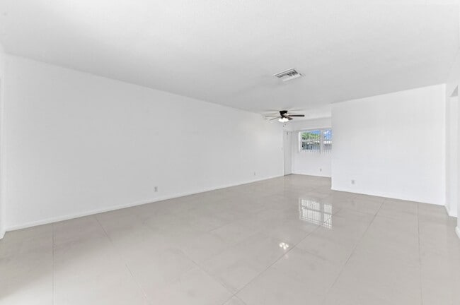 Photo - 2755 NE 28th Ave Unit F1