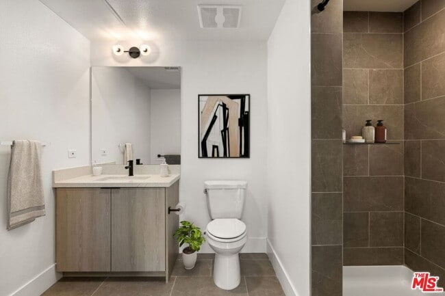 Photo - 7617 Santa Monica Blvd