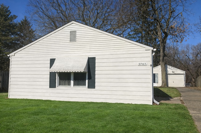 Building Photo - Spacious 3-Bedroom Moline Rental Garage Included