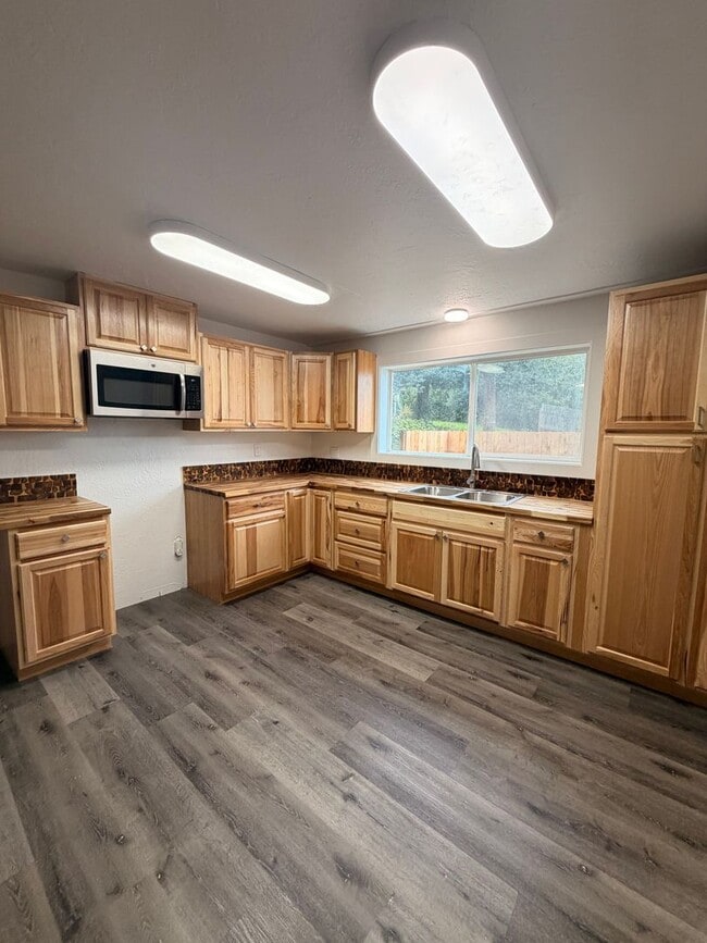 Building Photo - Fully Remodeled 3-Bedroom apartment
