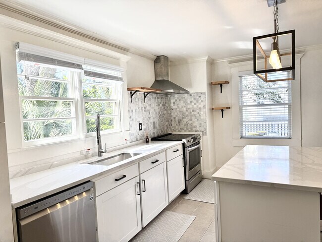 Kitchen - 512 E Waldburg St