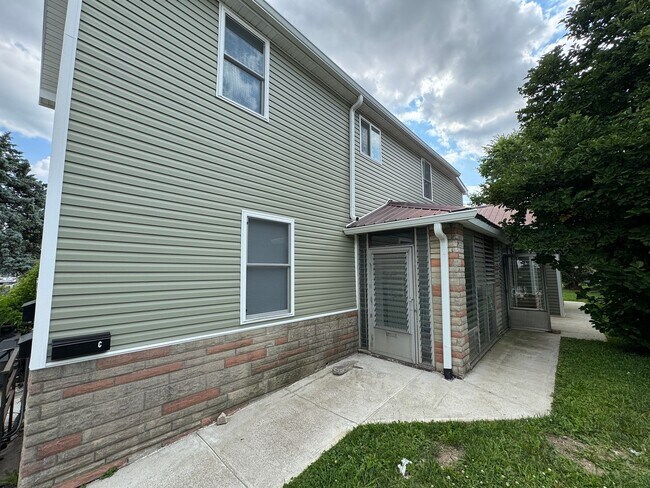 Building Photo - 1224 S Belmont Ave Unit C