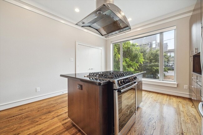 Photo - 6126 Clyde St