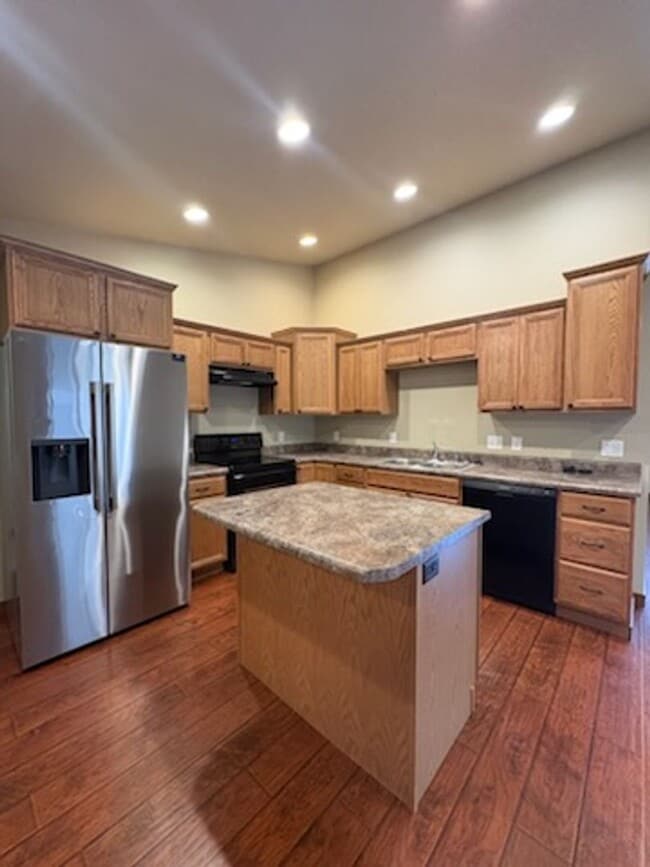 Photo - 3 BEDROOM | 2 BATH | GARAGE | NEWER TOWNHOME SUMMERSET