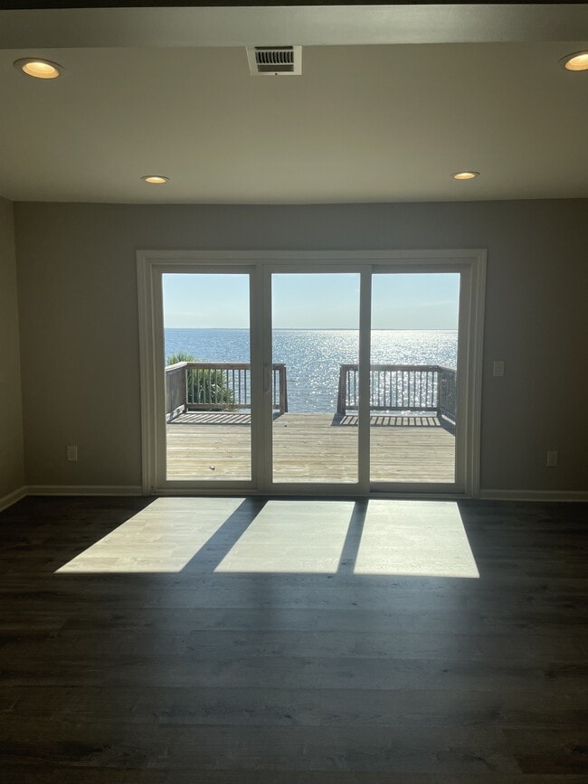 Building Photo - 6455 Oak Shr Dr Rental