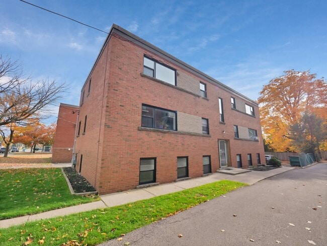 Building Photo - 1218 Fennell Ave E Unit 3