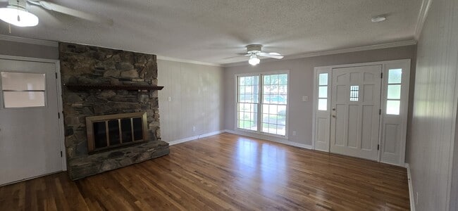 Photo - 204 Iris Dr