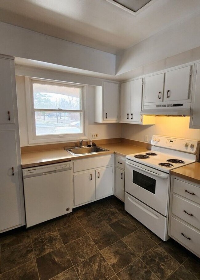 3BDR 1.5BTH Duplex w/ Basement & Garage Rental Para alquiler en