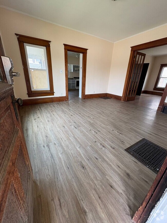 Building Photo - 103 1st St NE Rental