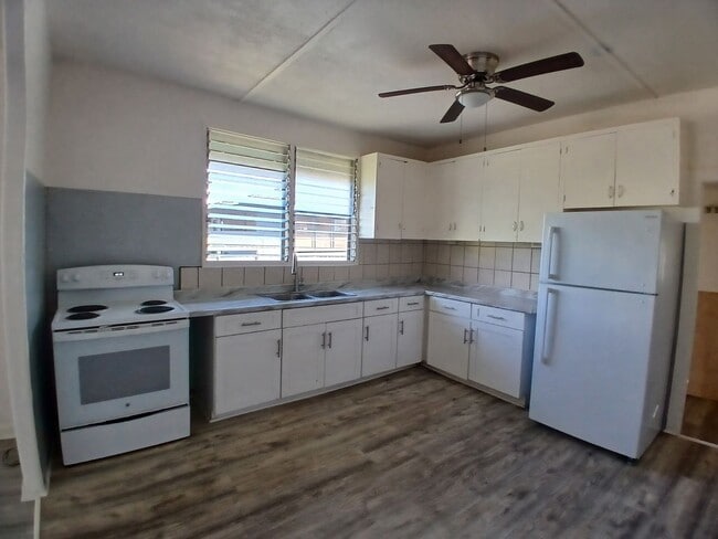 Single family home 3 bdrm 1.5 bath - Single family home 3 bdrm 1.5 bath