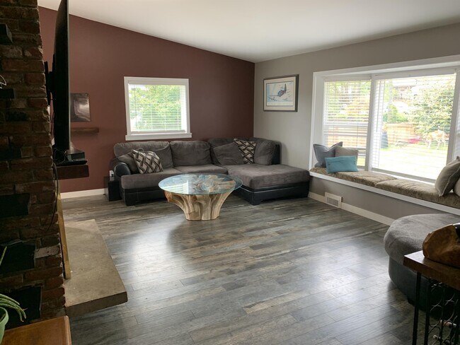 Photo - 110 Saker Pl